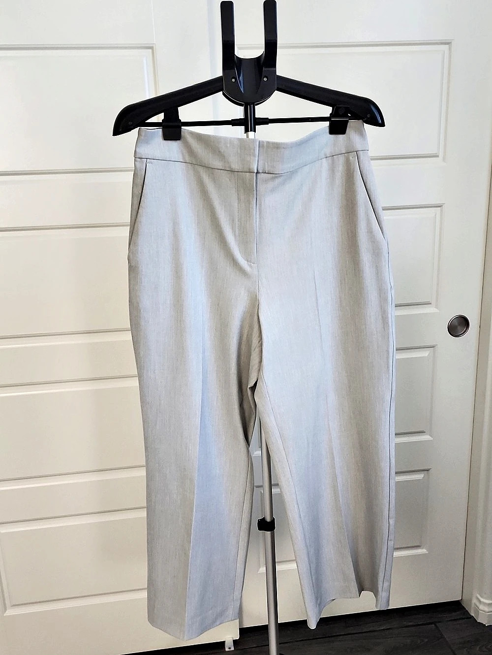 Ann Taylor Factory Cropped Trousers in Gray Size 12 Like New